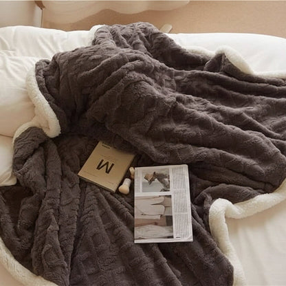 LAMMARA – Fluffy lambswool blanket for maximum warmth