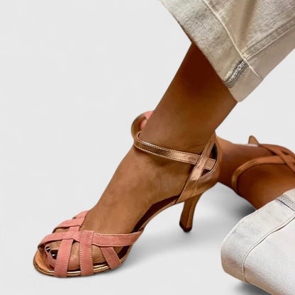Elegant strappy sandals with heel and buckle